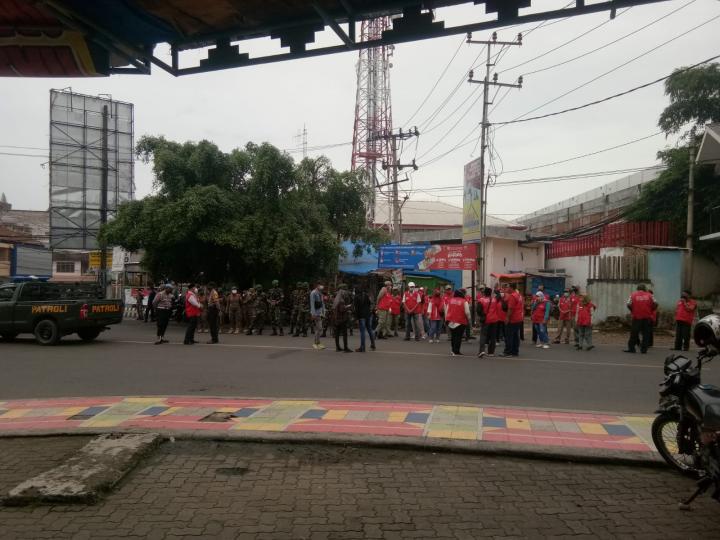 Sosialisasikan PPKM di Pasar Bambu Kuning, Camat TKP: Ayo Bekerja Sama Usir Covid-19